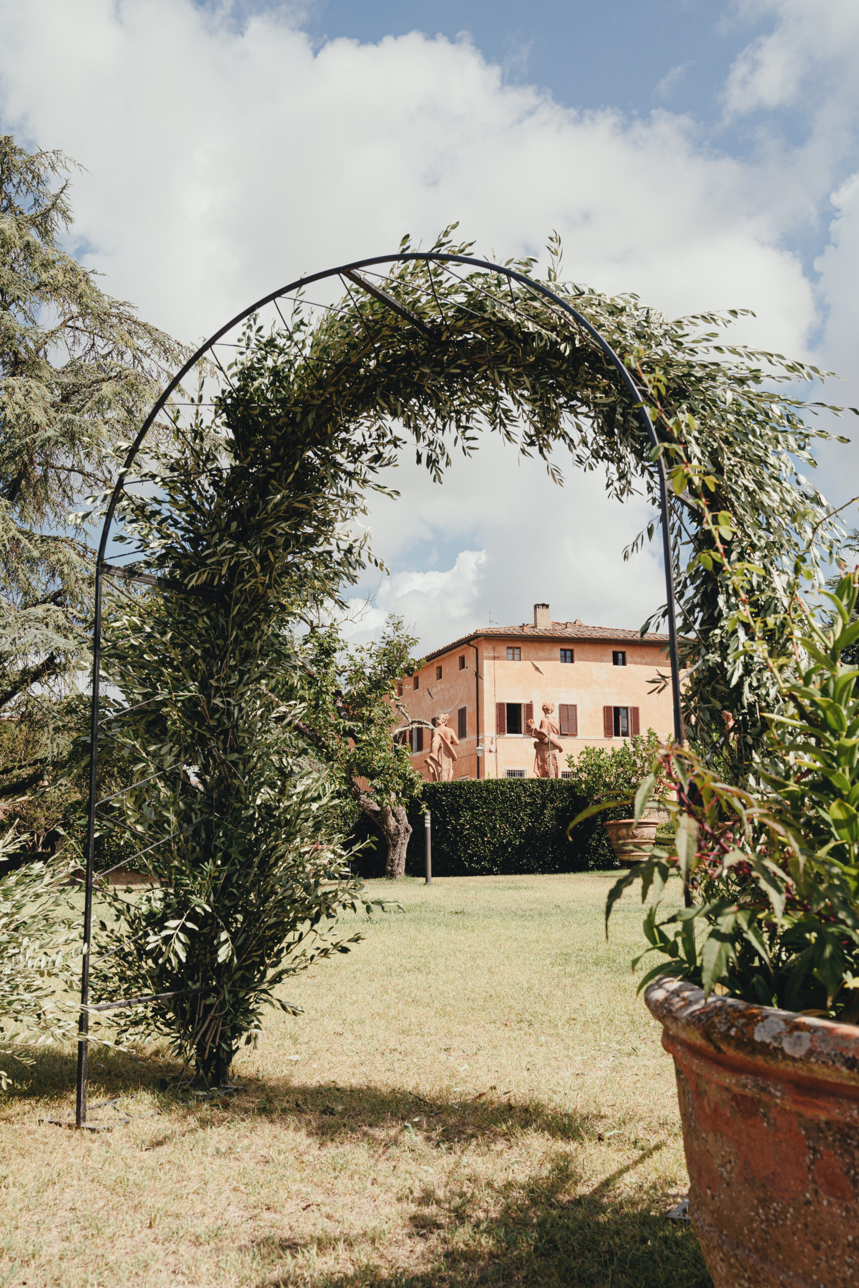 This beautiful wedding took place in Abbazia San Pietro in Valle, nestled in the hills of Umbria near Terni, Italy. 